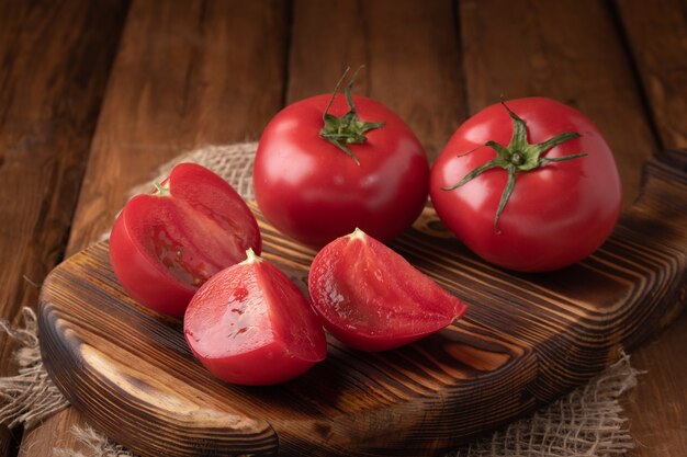 bovenaanzicht tomaten op een houten bord