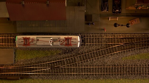 Bovenaanzicht treinwagon op een spoorlijn.