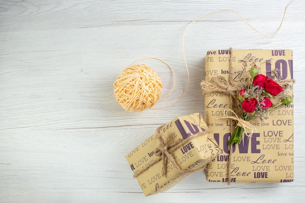 bovenaanzicht Valentijnsdag cadeautjes op witte achtergrond paar huwelijk passie liefde minnaar hart kleur gevoel