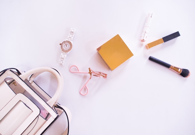 Bovenaanzicht van accessoires voor vrouwen in de zomer.