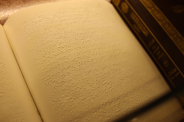 Bovenaanzicht van Al Quran-tekst in braillecode