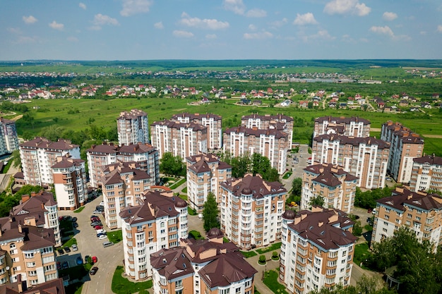 Bovenaanzicht van appartement of kantoor hoge gebouwen, geparkeerde auto's, stadslandschap. Drone luchtfotografie.