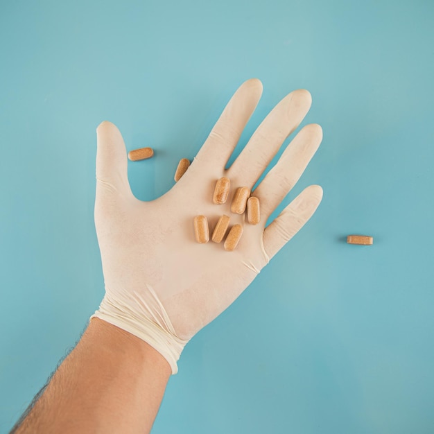 Bovenaanzicht van arts in chirurgische handschoenen met medicijnen