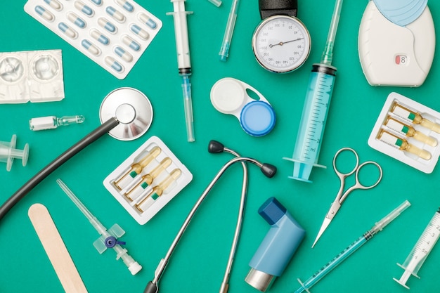 Foto bovenaanzicht van arts tafel met stethoscoop en andere apparatuur