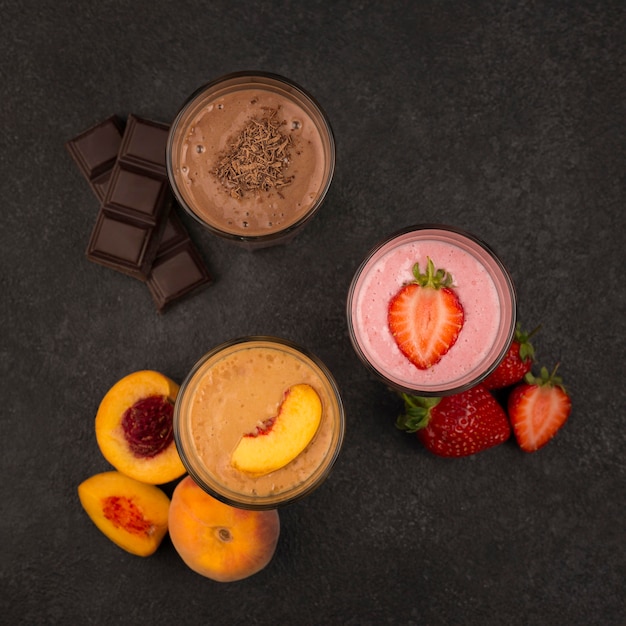 Foto bovenaanzicht van assortiment milkshakes met fruit en chocolade