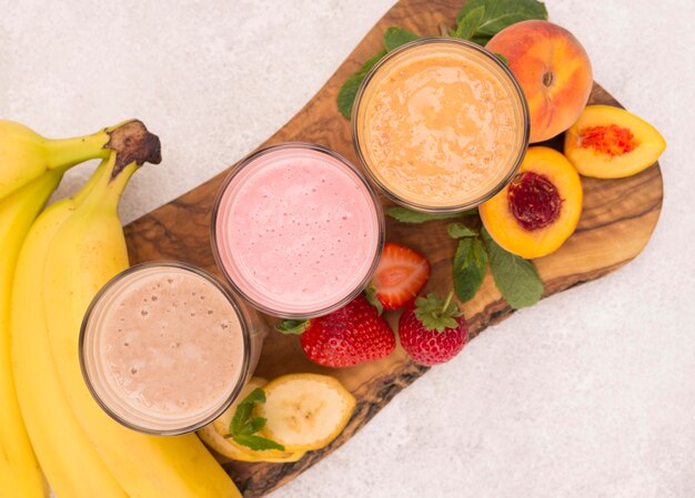 Bovenaanzicht van assortiment milkshakes met perzik en banaan