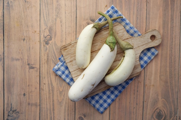 Bovenaanzicht van aubergine op een snijplank