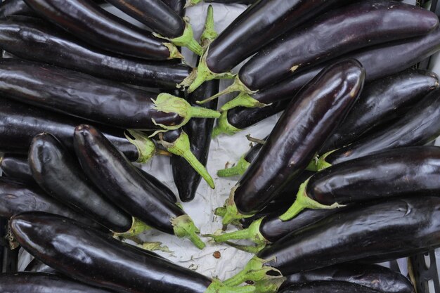 Bovenaanzicht van aubergines op boerenmarkt