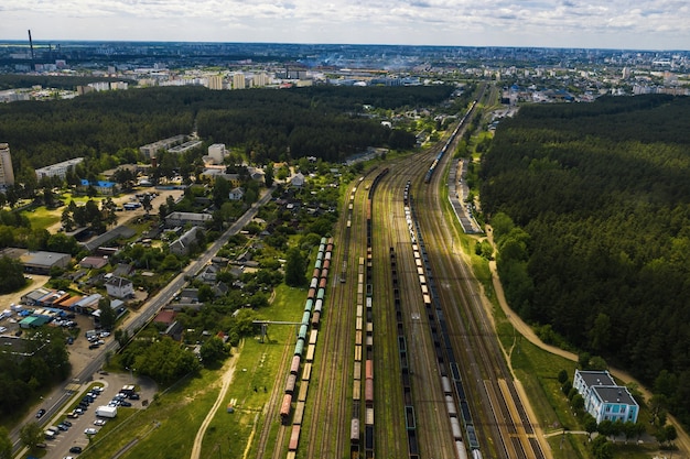 Bovenaanzicht van auto's en spoorwegen