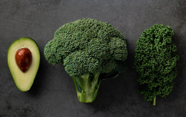 Bovenaanzicht van avocado, boerenkool en broccoli