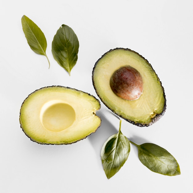 Bovenaanzicht van avocado met spinazie