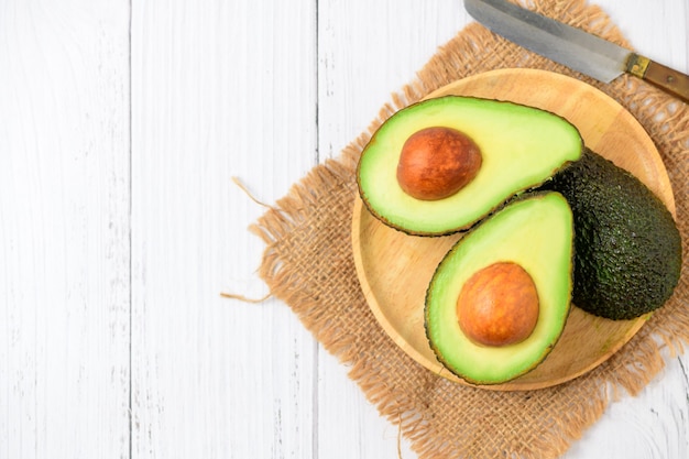 Bovenaanzicht van avocado op tafel