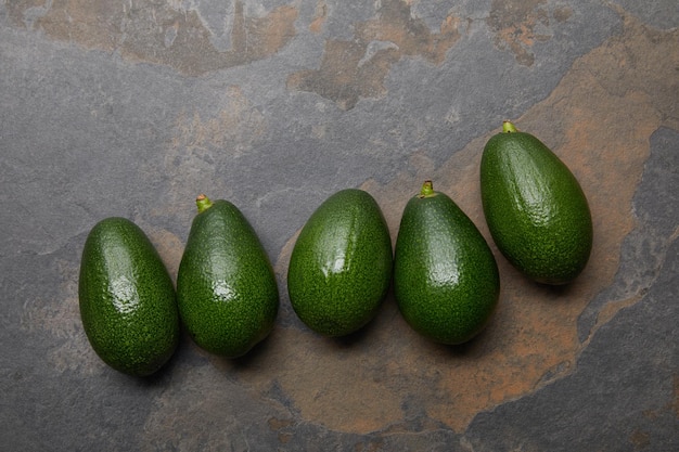 Bovenaanzicht van avocado's op grijze achtergrond