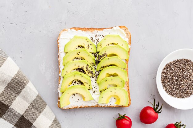 Bovenaanzicht van avocado toast