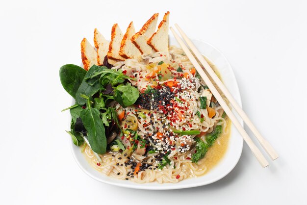 Bovenaanzicht van Aziatische ramen noodlesoep met gerookte tofu, spinazie en champignons