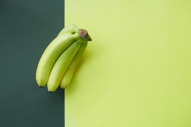 Bovenaanzicht van banaan op zwarte en gele achtergrond