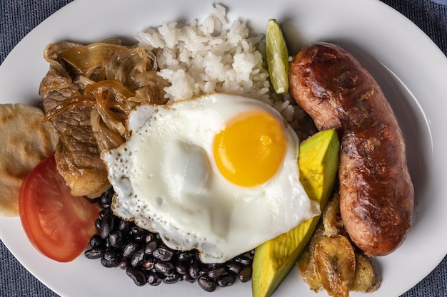 Bovenaanzicht van Bandeja paisa typisch eten van Colombia