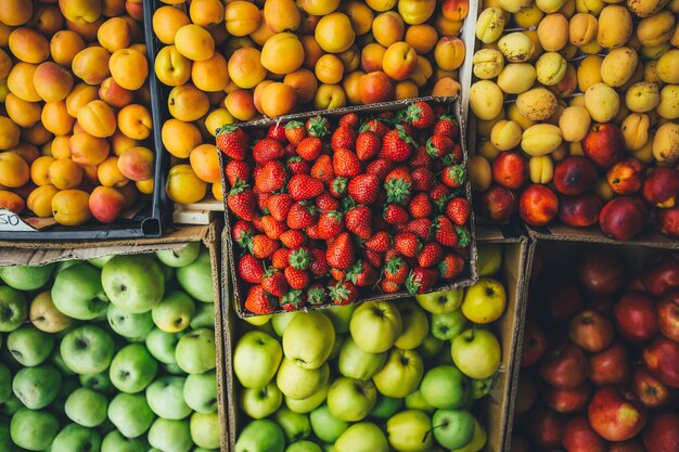 Bovenaanzicht van biologisch fruit op de toonbank van de boerenmarkt