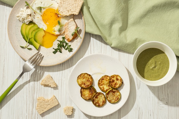 Foto bovenaanzicht van bord met keto dieetvoedsel en courgette