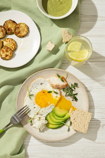 Bovenaanzicht van bord met keto dieetvoedsel en courgette