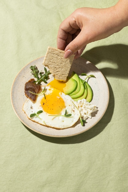 Bovenaanzicht van bord met keto-dieetvoedsel en toast