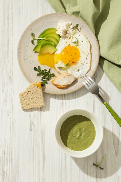 Foto bovenaanzicht van bord met keto-dieetvoedsel en toast