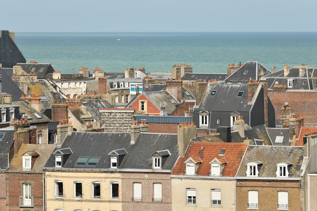 Bovenaanzicht van bovenaf naar de stad Dieppe met pannendaken