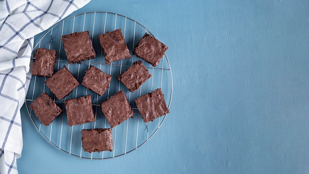 Bovenaanzicht van brownies op koelrek met kopie ruimte