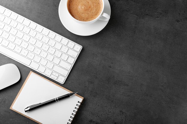 Bovenaanzicht van bureau met koffie en accessoires