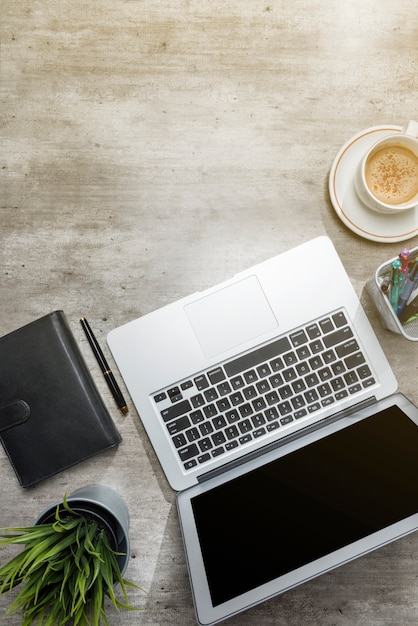 Bovenaanzicht van Bureau met laptop, koffie, potplanten, notebook en zakelijke accessoires