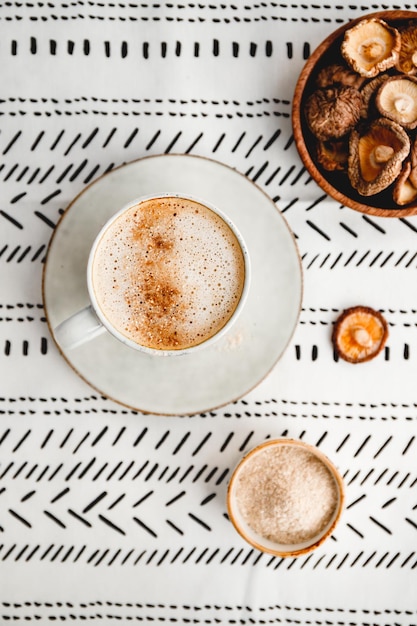 Bovenaanzicht van cappuccino-koffie met shiitake-paddenstoelenpoeder Immuun- en gezondheidsdrank