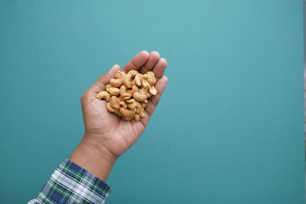 Bovenaanzicht van cashewnoten bij de hand