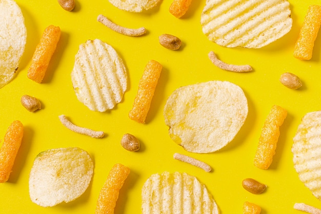 Foto bovenaanzicht van chips en kaasachtige trekjes
