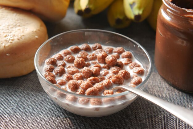 bovenaanzicht van chocolade cornflakes in een kom op tafel