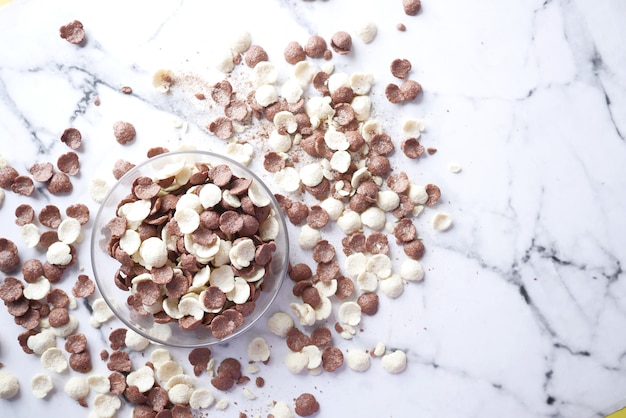 bovenaanzicht van chocolade cornflakes in een kom op tegels