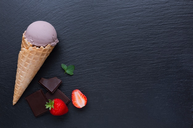 Foto bovenaanzicht van chocolade-ijs op zwarte tafel