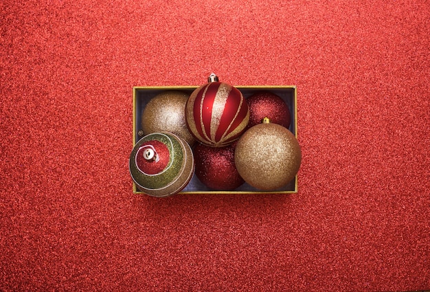 Bovenaanzicht van Christmas Gift Box met kerstballen binnen met kopie ruimte.