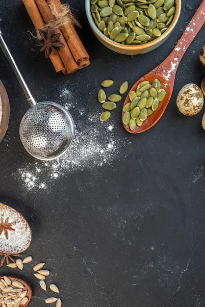 Bovenaanzicht van cinammon limoenen gedroogd fruit op donkere kleur achtergrond met vrije ruimte