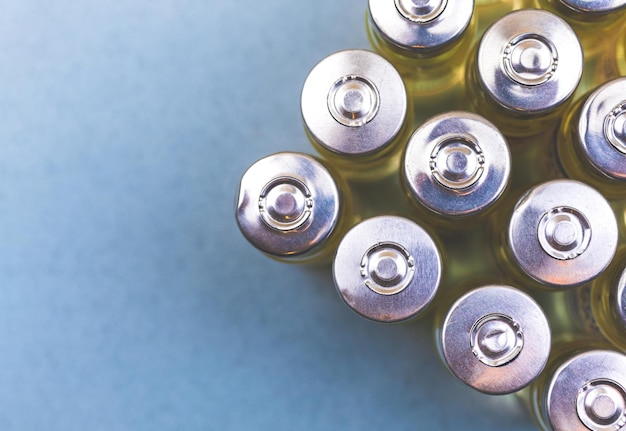 Bovenaanzicht van coronavirusvaccinflesjes laboratoriumonderzoek en concept achtergrondfoto van vaccinproductie