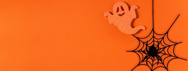 Bovenaanzicht van creatieve Halloween concept decoratie op oranje papieren tafel achtergrond.