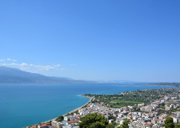 Bovenaanzicht van de badplaats Nafpaktos in Griekenland