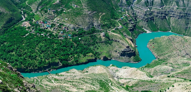 Bovenaanzicht van de bergrivier Sulak in Dagestan met het dorp Old Zubutli met een bootpier