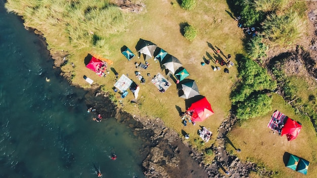 Bovenaanzicht van de camping aan de oever van de rivier