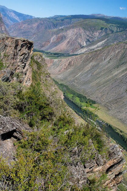 Bovenaanzicht van de Chulyshman-rivier bij de Katu-Yaryk-pas in Altai.