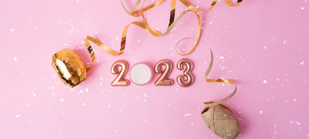 Bovenaanzicht van de cosmeticacontainers op roze achtergrondRose gouden nummers 2023 hierboven