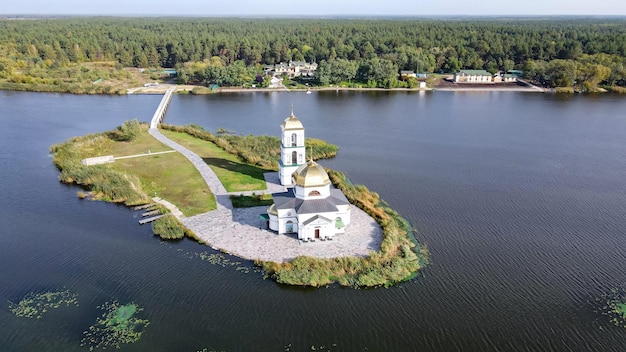 Bovenaanzicht van de gerestaureerde kerk op het eiland in het dorp Gusintsy