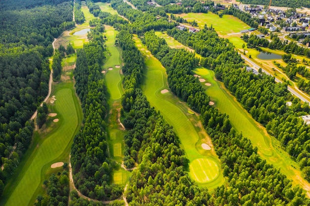 Bovenaanzicht van de golfbaan gelegen in een bosrijke omgeving