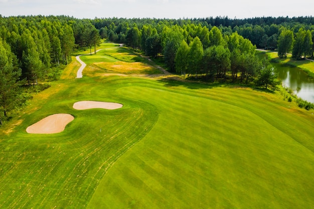 Bovenaanzicht van de golfbaan gelegen in een bosrijke omgeving