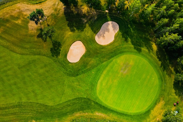 Bovenaanzicht van de golfbaan gelegen in een bosrijke omgeving