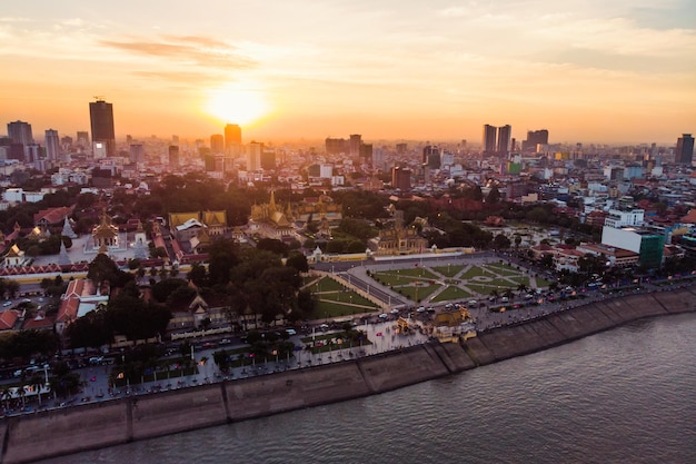 Bovenaanzicht van de hoofdstad van Cambodja, Phnom Penh tijdens avondzonsondergang